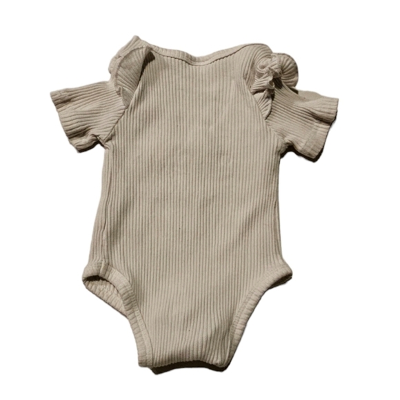 I Got It From My Mama Ruffled Sleeve White & Gold Ribbed Onsie Size 0-3 months - Picture 2 of 5